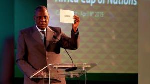 Issa Hayatou es nombrado presidente interino de la FIFA