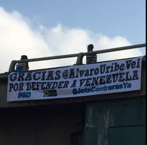 Sebin retuvo a candidato a la AN por pancartas agradeciendo a Álvaro Uribe