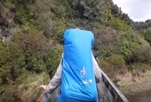 ¡Impresionante! Un puente se desploma con cuatro excursionistas que intentaban cruzarlo (Video)