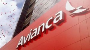 El Salvador y Avianca Holdings firman acuerdo que busca estimular inversiones