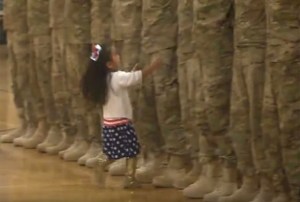 El emotivo abrazo de una niña a su padre en una ceremonia militar (Video)