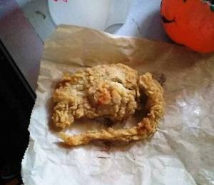 Encuentra una asquerosa rata frita en local de comida rápida (Fotos)