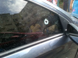 Así quedaron los carros de los vecinos de Pinto Salinas tras tiroteo (Fotos)