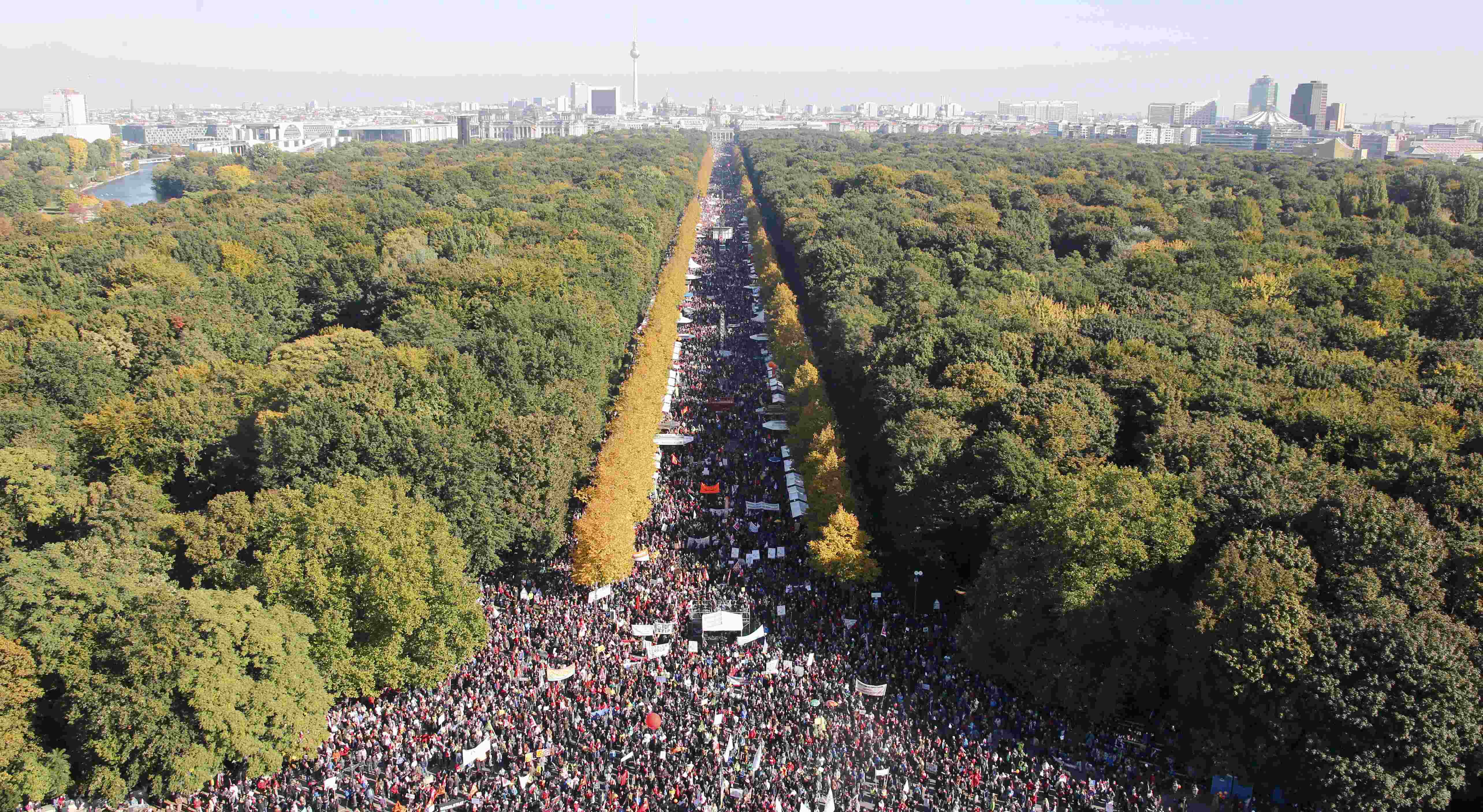 Cientos de miles de personas protestan en Berlín contra acuerdo comercial entre EEUU y UE (Fotos)