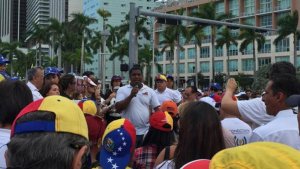Venezolanos en Miami piden al Papa dejar mediación que sólo favorece al Gobierno