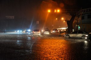 Precipitaciones nocturnas dejaron sin luz a gran parte de Maracay