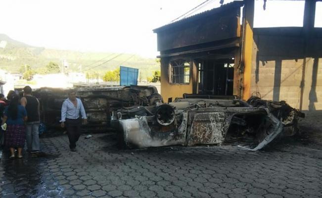 Muere alcalde guatemalteco al ser linchado y quemado por una turba enfurecida