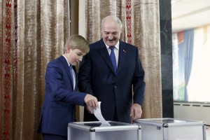Con solo 11 años, el hijo del dictador Lukashenko ya actúa como sucesor designado (fotos)