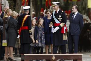 Los Reyes de España presiden el desfile de la Fiesta Nacional junto a sus hijas (Fotos)
