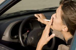 Italia emite decreto que prohíbe fumar en vehículos con menores o embarazadas