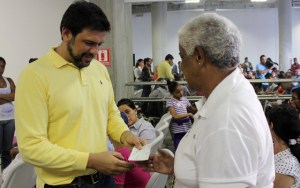 Alcalde Ocariz entregó ayudas económicas a vecinos de Sucre