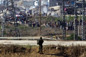 Docenas de palestinos de Gaza rompen la verja divisoria y entran en territorio israelí