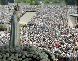 Miles de fieles de 27 países participan en la peregrinación a Fátima