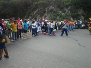 Protestan en Puerto Cabello por falta de transporte público (Fotos)