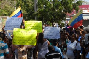 En Punto Fijo familias desalojadas protestaron en la Alcaldía de Cariubana
