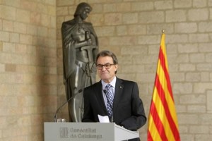 Gobierno español: Presidente catalán piensa que la democracia es él