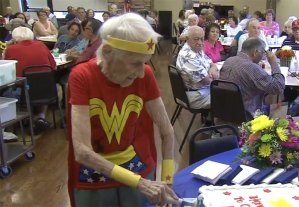 Mujer de 103 años celebró su cumpleaños sirviendo de voluntaria en un asilo
