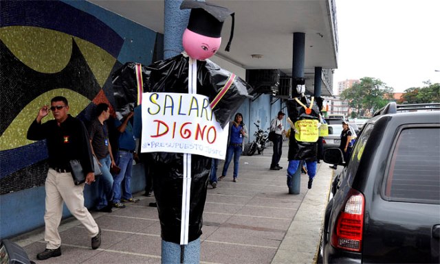 Al menos 100 profesores de la Ucla renunciaron por bajos sueldos