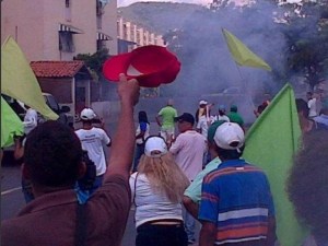 Atacan con bombas lacrimógenas a candidatos de la MUD en Charallave