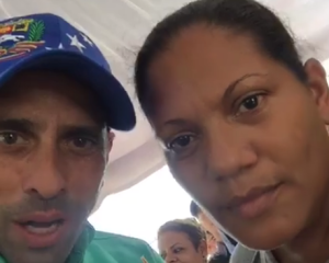 Chavista descontenta envía un mensaje al gobierno desde el teléfono de Capriles (VIDEO)