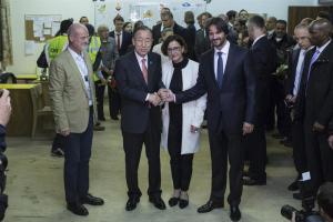 Ban Ki-moon visita un centro de refugiados sirios en Eslovaquia
