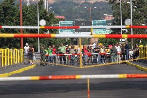 Cerca de tres mil personas cruzan a diario la frontera entre Colombia y Venezuela