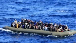 Ocho inmigrantes muertos y 633 rescatados cuando intentaban llegar a Italia
