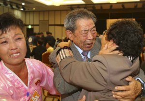 Emotivo encuentro entre familias coreanas separadas por la guerra durante 60 años (Fotos)