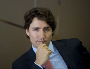 Primer ministro de Canadá casi se desnuda por una causa benéfica