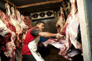 Vendedores de Uruguay defienden carne “natural” del país de la alerta de OMS