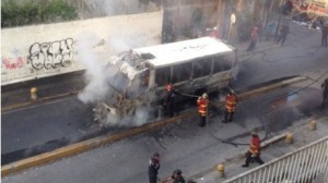Se quemó un autobús en Petare (Fotos)