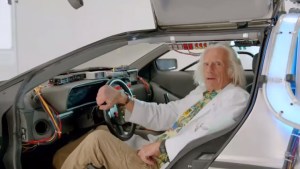 Doc Brown se sube al DeLorean y envía un mensaje especial en el día del futuro (Video)