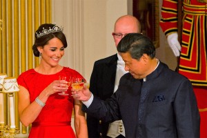 La Duquesa de Cambridge vistió de rojo y diamantes en su primera cena de Estado (Fotos)