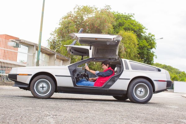 El DeLorean “aterrizó” en Caracas y lo primero que hizo fue echar gasolina barata