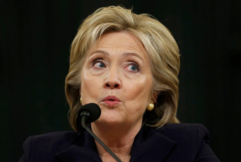 Ordenan interrogar a ayudantes de Hillary Clinton por polémica de sus correos