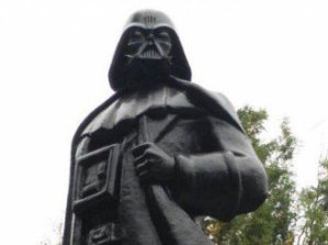 Artista ucraniano convierte una estatua de Lenin en Darth Vader