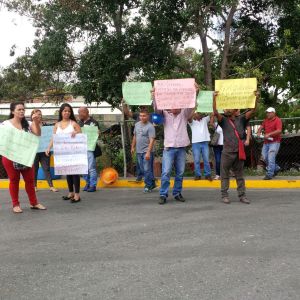 Trabajadores de 6to Poder protestan frente al Complejo Maneiro
