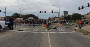 Vehículo atropelló a multitud en desfile universitario en EEUU