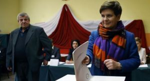 Derecha gana elecciones parlamentarias en Polonia