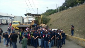 Trabajadores de almacén en Maiquetía denuncian desalojo y despido masivo