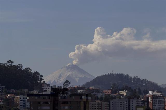 Fotografía del volcán Cotopaxi hoy, lunes 26 de octubre de 2015, desde Quito (Ecuador). El Cotopaxi presentó hoy una emisión de gases y vapores. EFE/José Jácome