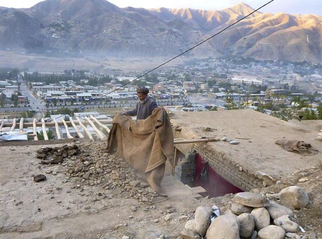 Un hombre observa los daños en el tejado de su vivienda en Badakhshan (Afganistán) tras el terremoto de 7,7 grados en la escala Ritcher registrado hoy, 26 de octubre en el noreste del país. Al menos 23 personas murieron y alrededor de 130 resultaron heridas por el terremoto que hoy sacudió el noreste del país asiático, informaron a Efe fuentes oficiales. La mayoría de los muertos registrados hasta el momento se concentran en las provincias de Takhar y Nangarhar, donde fallecieron 12 y 8 personas, respectivamente, según fuentes gubernamentales y policiales de las regiones afectadas. EFE/Muhammad Sharif