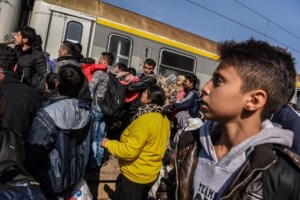 Al menos 8.000 refugiados entraron en Serbia el domingo