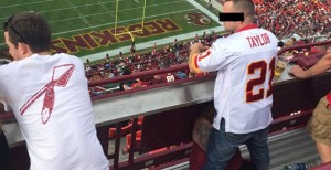 ¡Qué abuso!… Recibieron sexo oral frente a miles en un juego de fútbol americano (FOTOS)