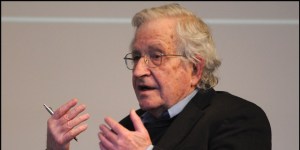 Noam Chomsky: El modelo de Chávez ha sido destructivo