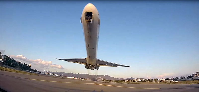 El espectacular despegue de un avión en la isla de San Martín grabado a pie de pista