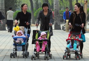 China pone fin a la política del hijo único y permitirá tener dos por pareja