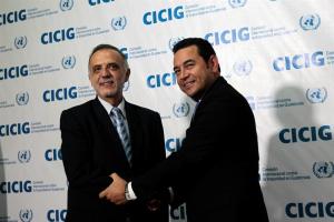 Presidente de Guatemala inaugura construcción para sobrevivientes de alud