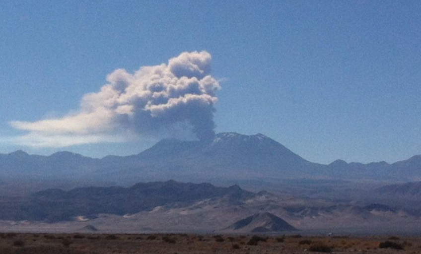 Decretan alerta amarilla en Chile por aumento de actividad de volcán Láscar