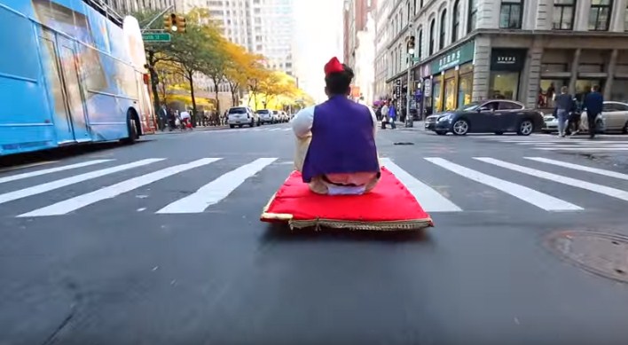 Vea al Aladdín urbano que “voló” con su alfombra mágica por Nueva York (Video)